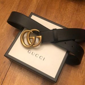 Black leather Gucci belt with double G logo